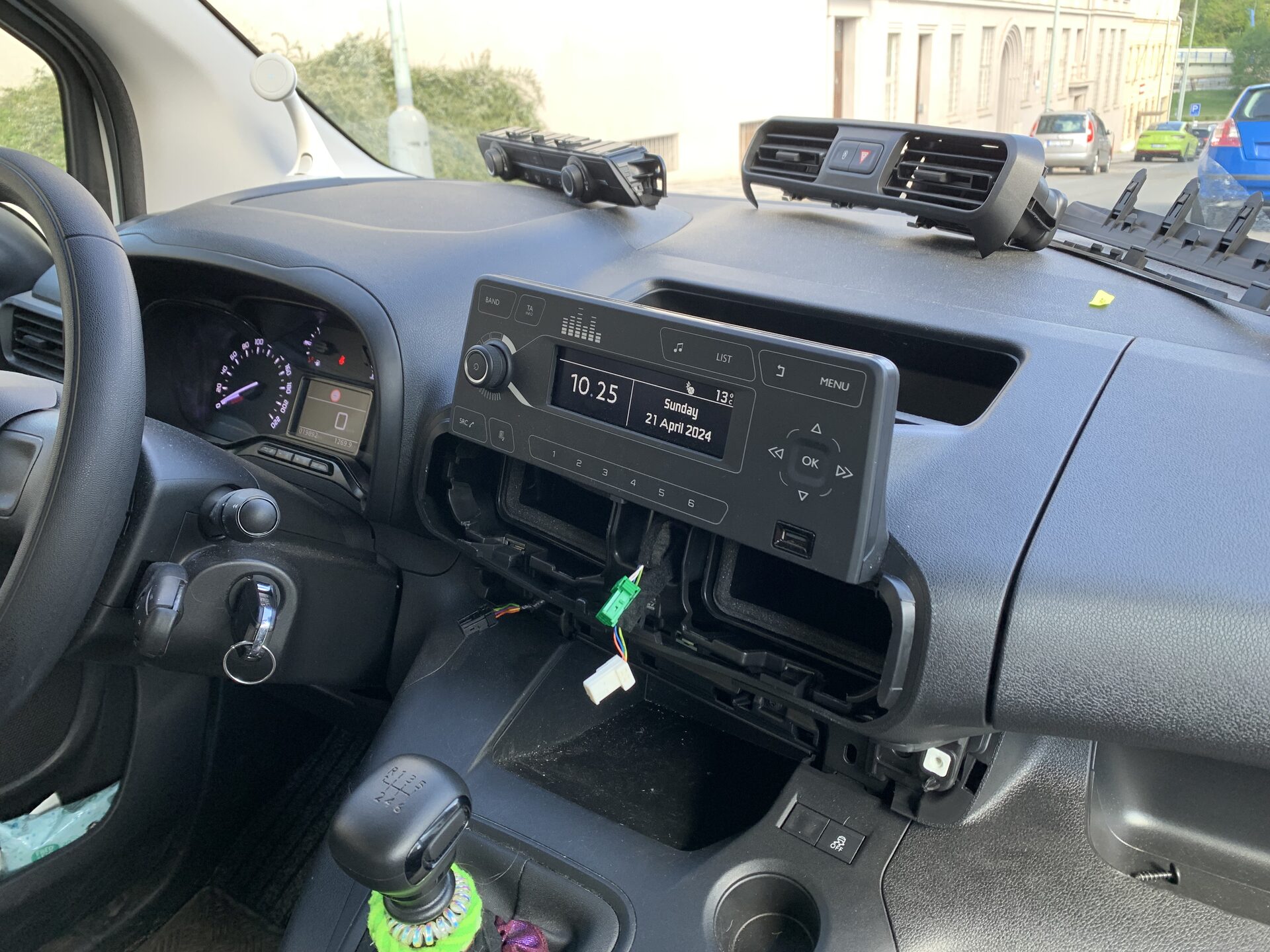 Demontáž původního autorádia v Citroënu Berlingo